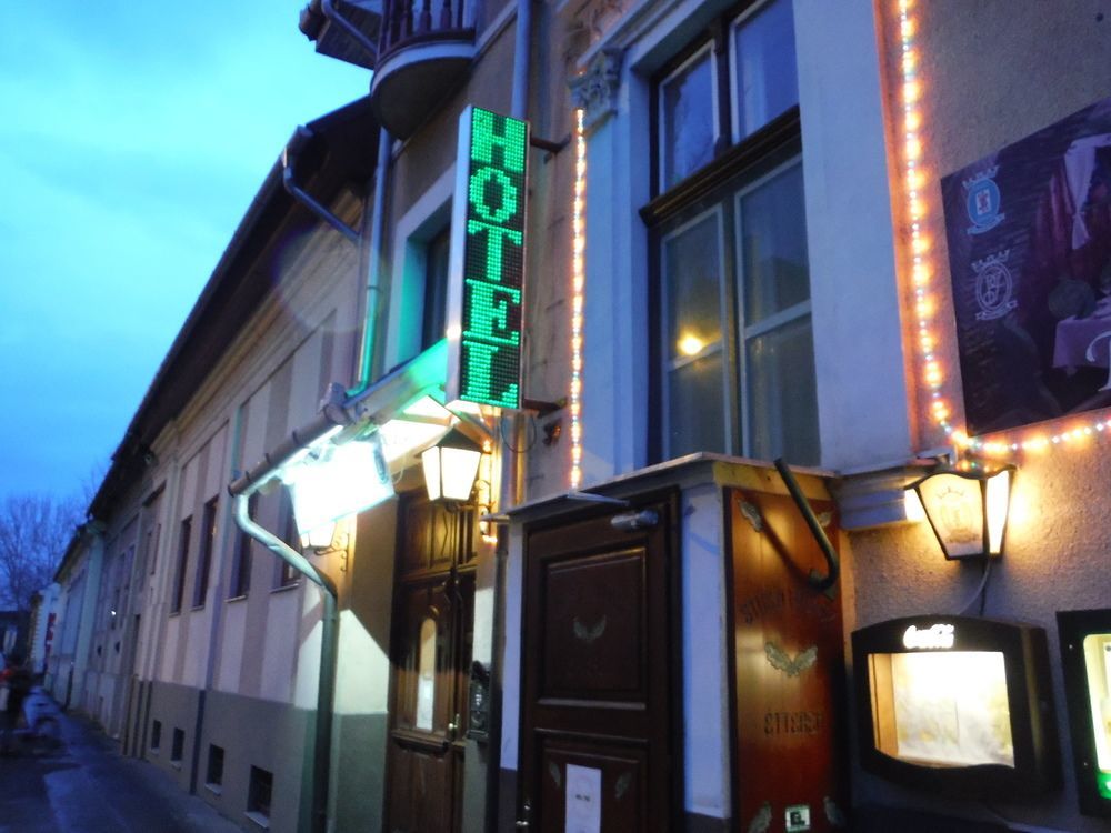 Illes Hotel Szeged Exteriör bild